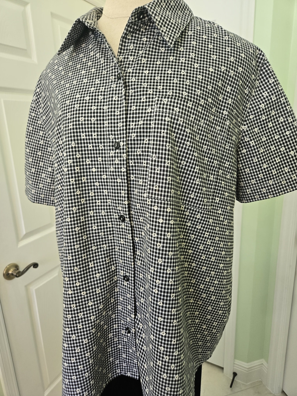Alfred Dunner Farmhouse Black & White Mini Flower Gingham SS Button Down 16